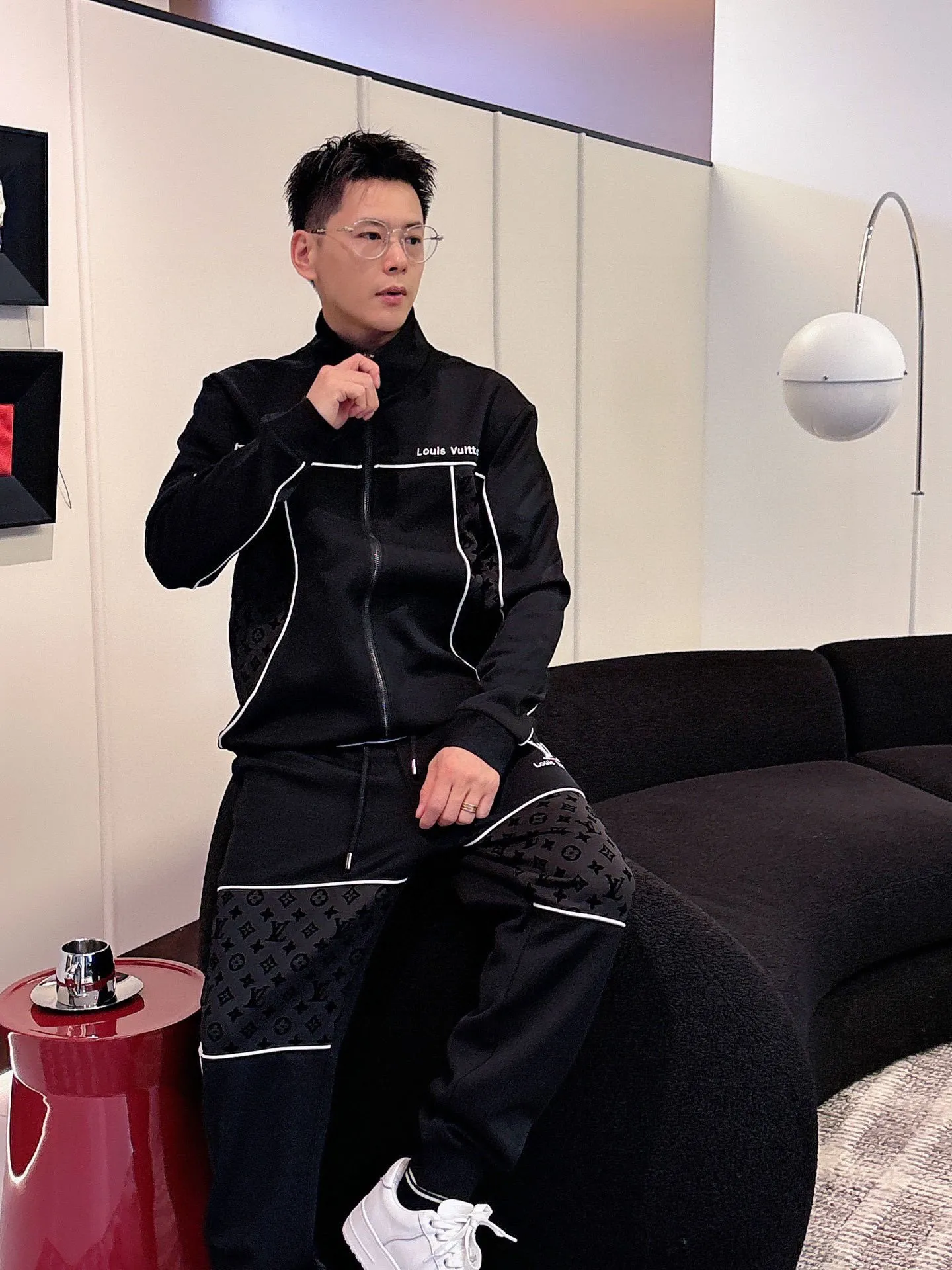 🅿️720 [LV Louis Vuitton] hot-selling suit is coming. Focus on the original version of the official website. 2025 new hot-selling cardigan and sweatshirt suit. The original order is the best. 🇭🇰The meticulous work of top designers. It has a fitting and perfect upper body effect. All-natural high-quality Tencel Roman cotton 100%, close-fitting comfort, noble and elegant! Original hardware embodies elegance and nobility! Counter size: M-3XL (maximum wear up to 190 pounds)